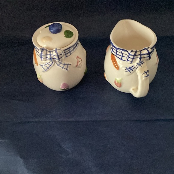 Ceramic sugar bowl and creamer set white with painted ribbon and bow design - Picture 2 of 11